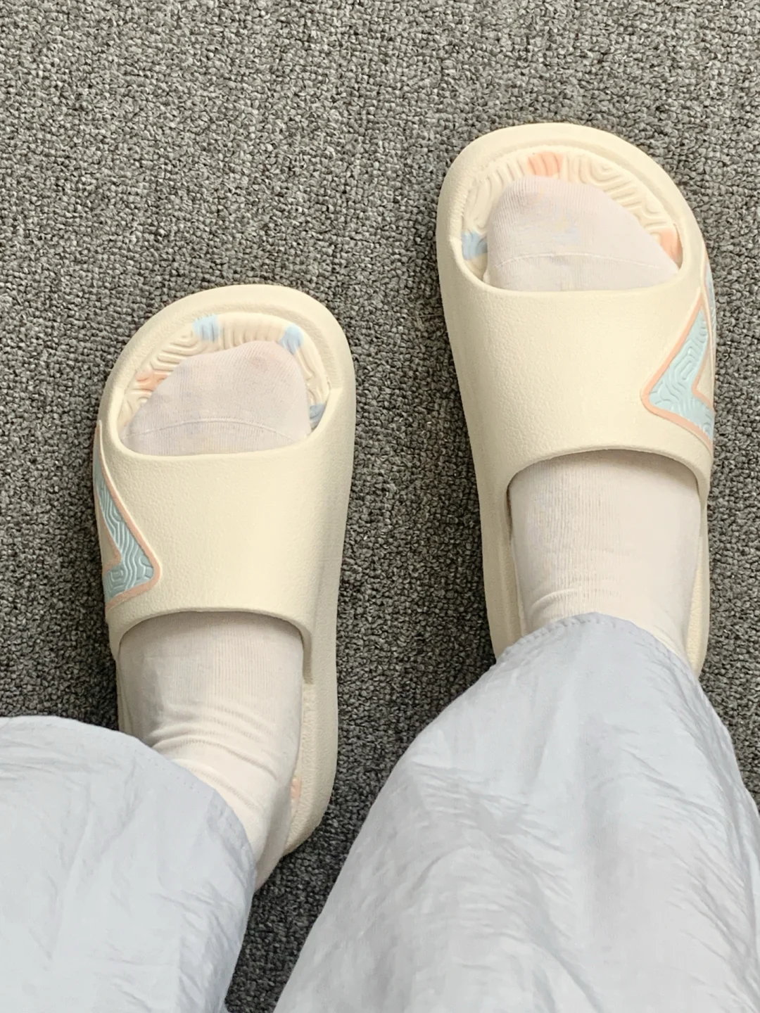 我晕😭纯棉小白袜和我的人鱼姬拖鞋蛮搭的耶