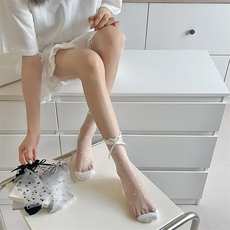 显腿粗？不存在的！波点丝袜这样穿秒变腿精