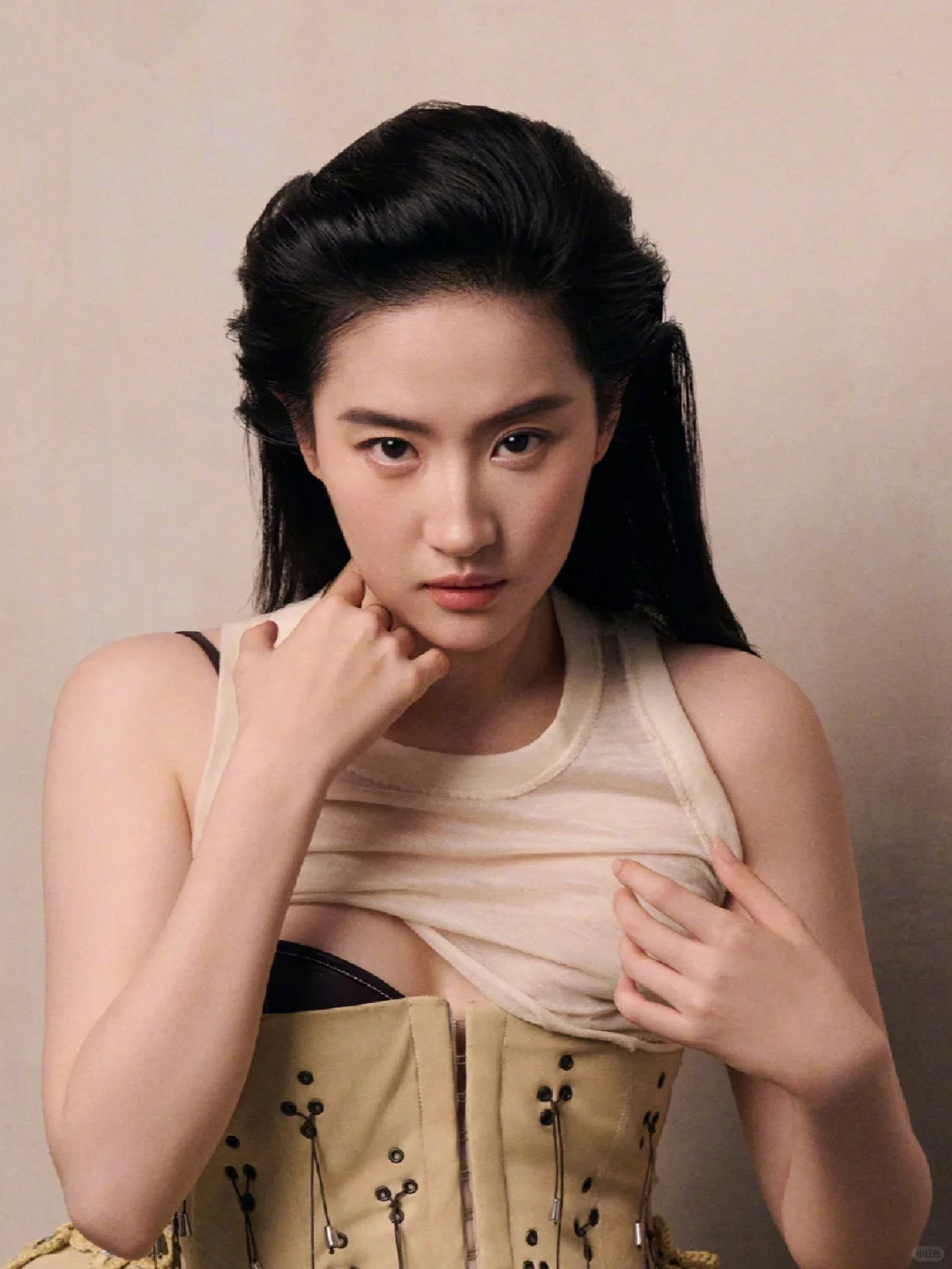 一种野性的性感，有所附着的美才是美