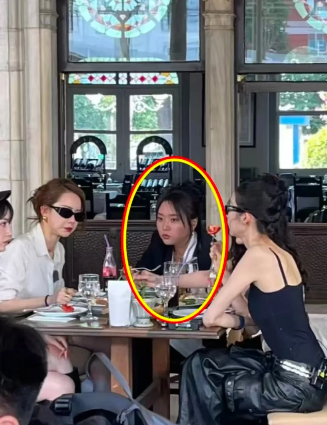 我去，，，李雪琴路人镜头这样？？！