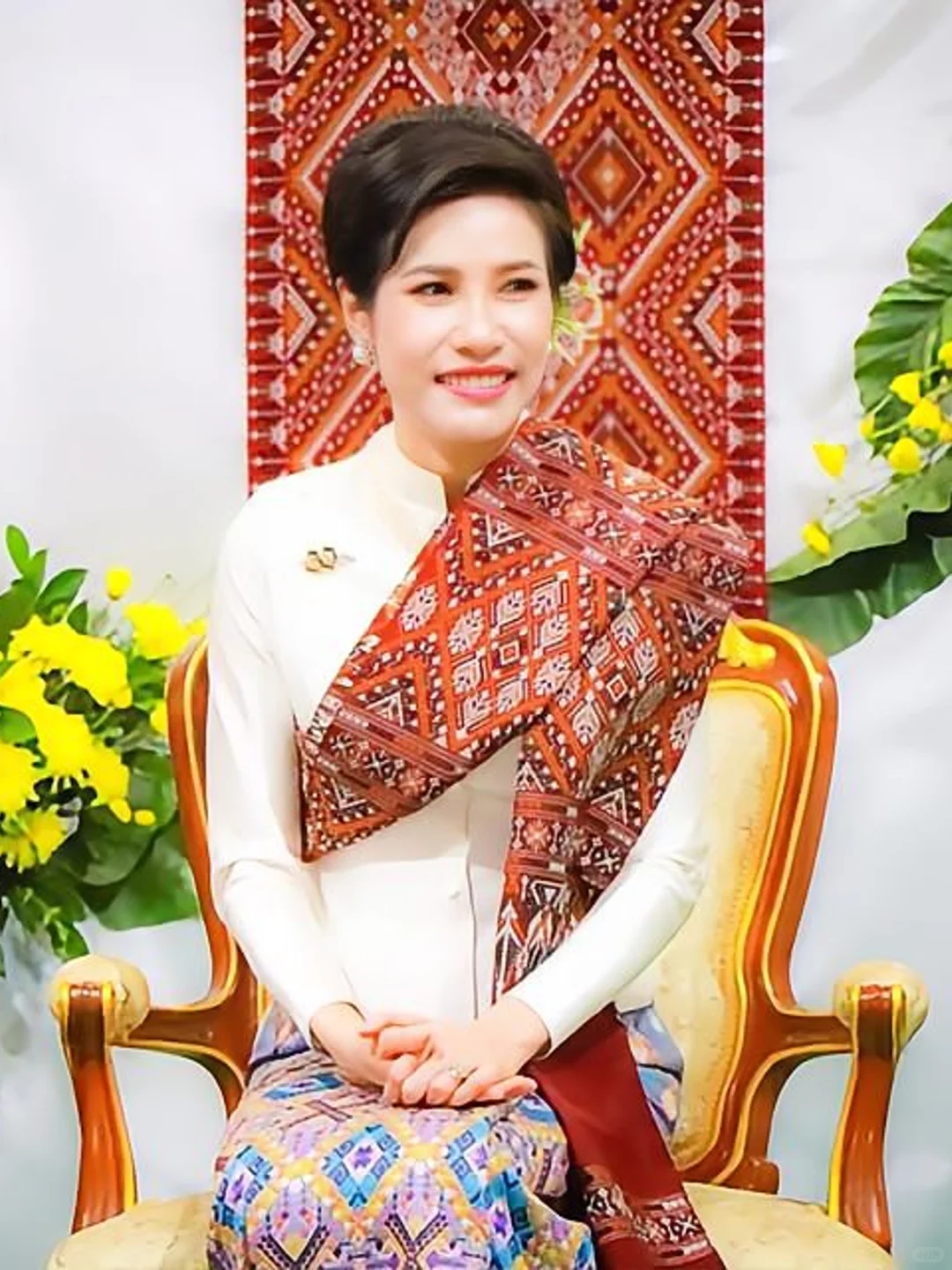 诗妮娜贵妃妩媚动人，大红唇造型有女人味