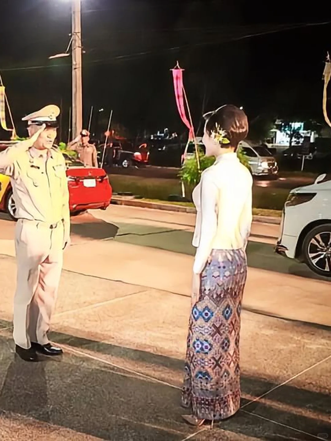 诗妮娜贵妃妩媚动人，大红唇造型有女人味