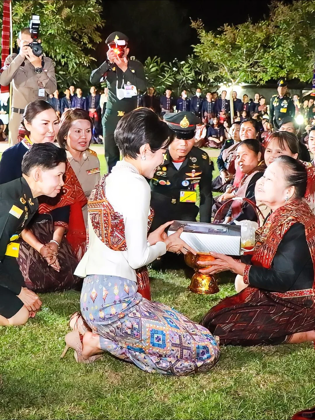 诗妮娜贵妃妩媚动人，大红唇造型有女人味