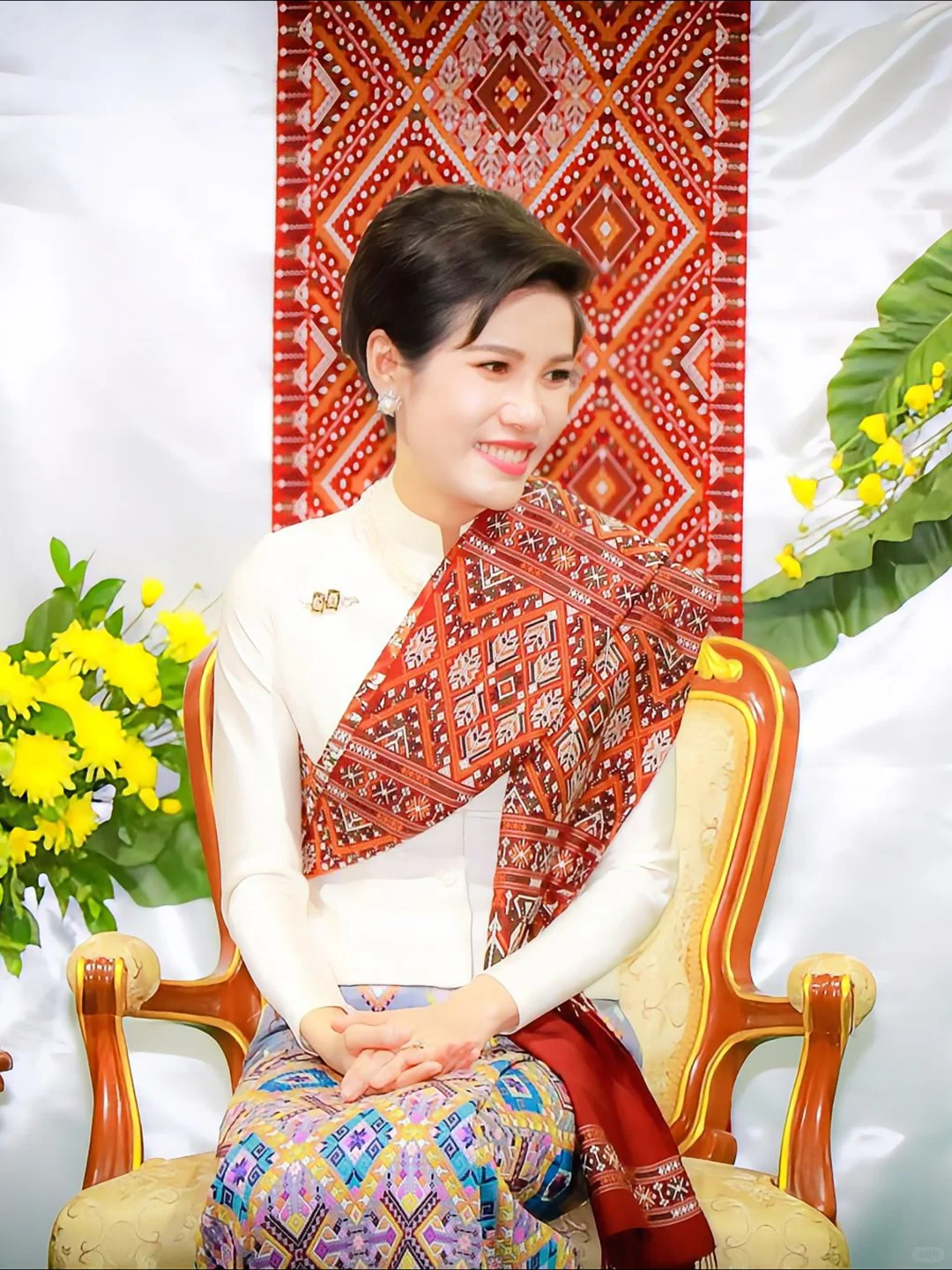 诗妮娜贵妃妩媚动人，大红唇造型有女人味