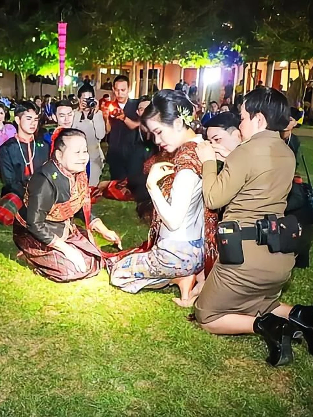 诗妮娜贵妃妩媚动人，大红唇造型有女人味