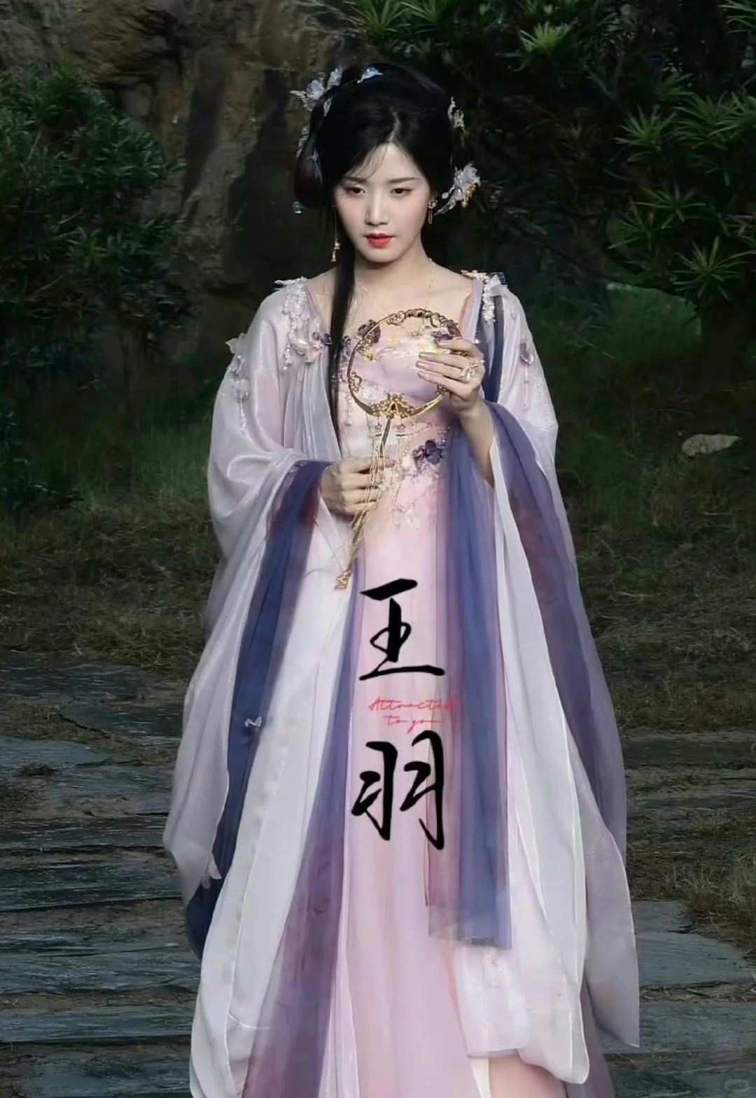 卢昱晓入青云路透造型，盘发真的好适合她