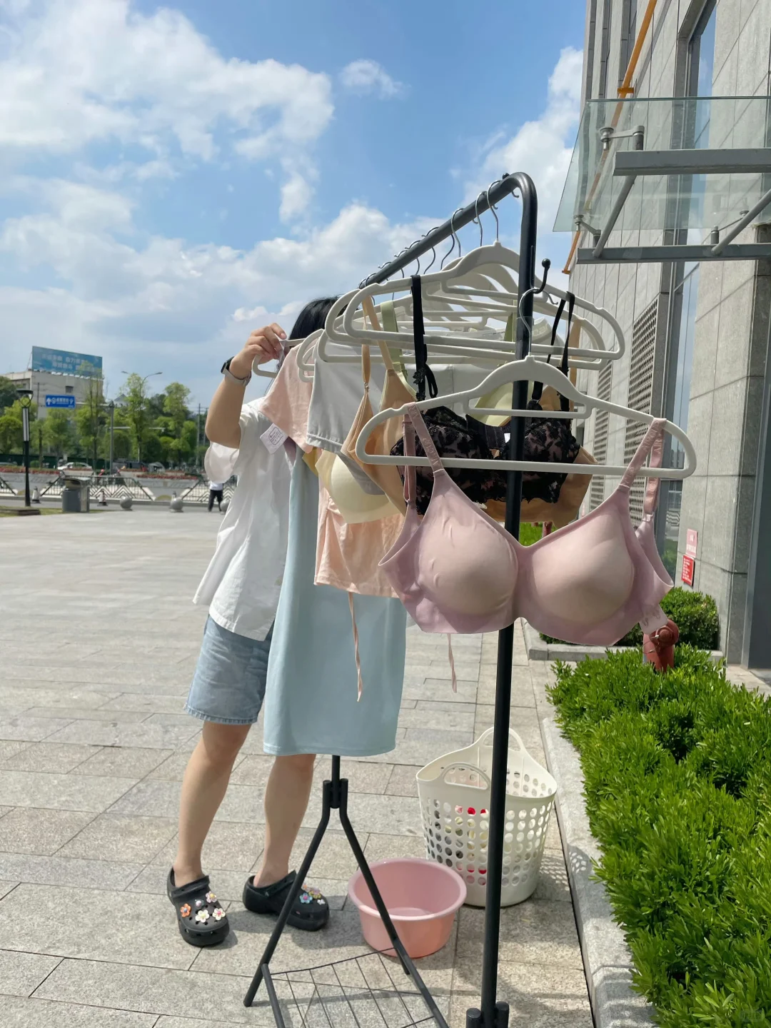 家楼下晾衣服，真的好尴尬。。。