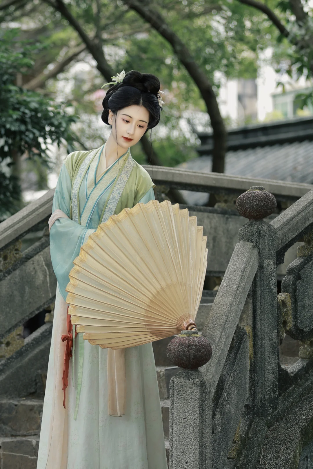 试问卷帘人却道海棠依旧