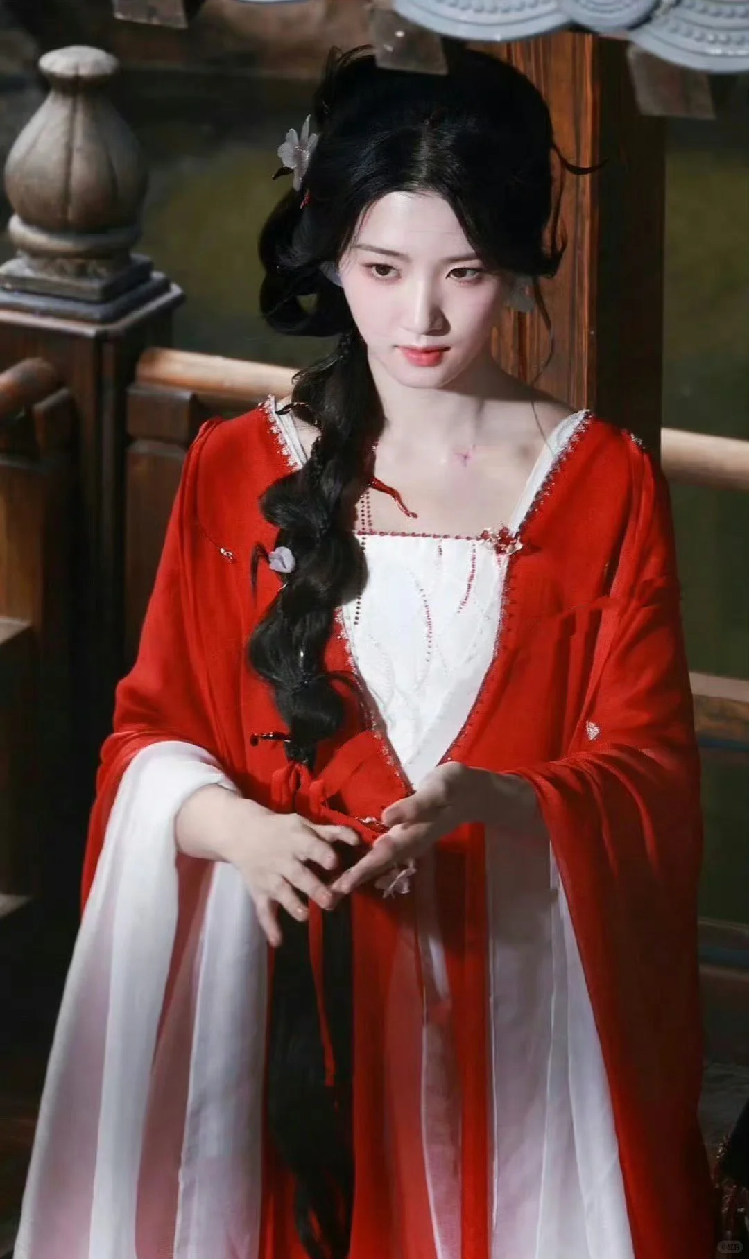 卢昱晓入青云路透造型，盘发真的好适合她