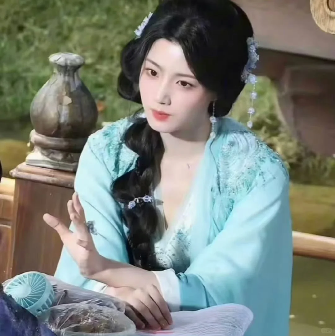 卢昱晓入青云路透造型，盘发真的好适合她