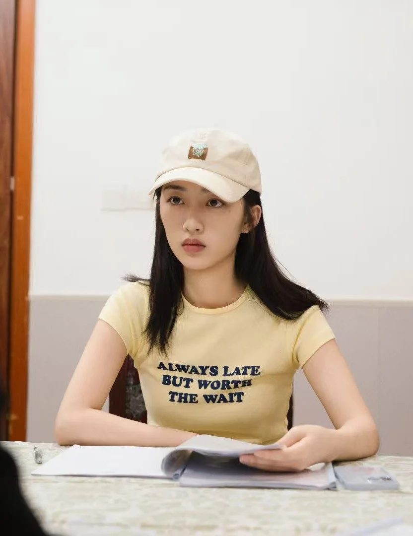 邓恩熙不仅古装好看，私服穿搭也好明媚！