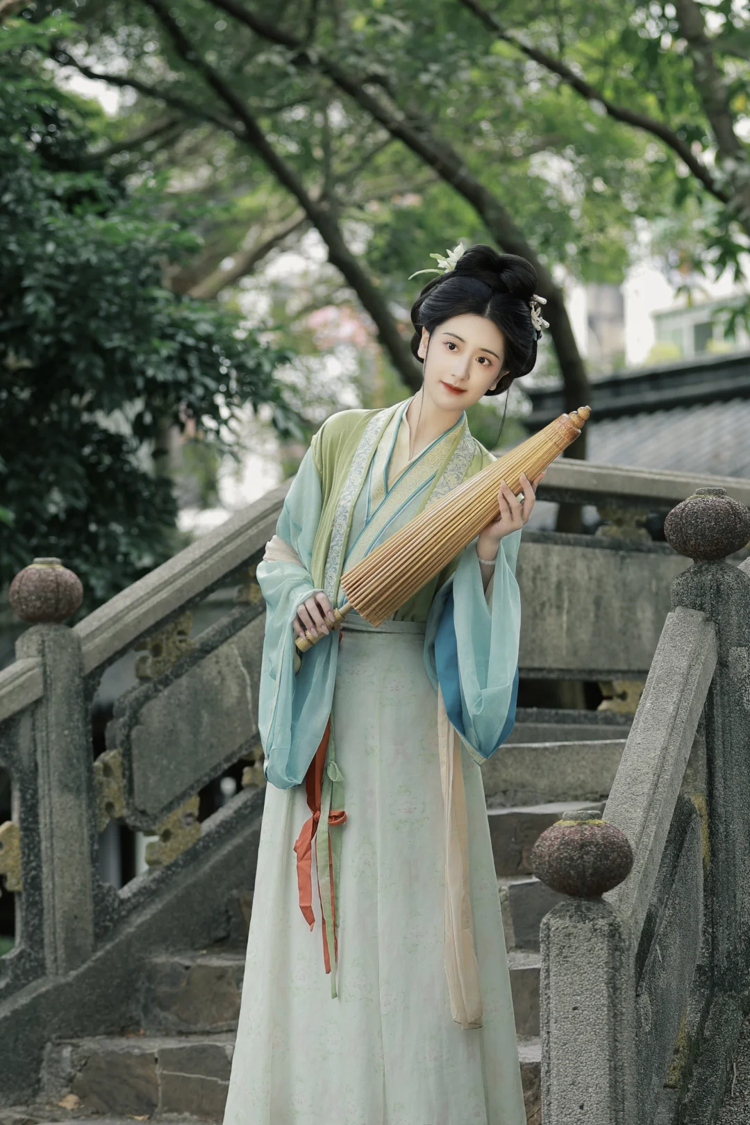 试问卷帘人却道海棠依旧