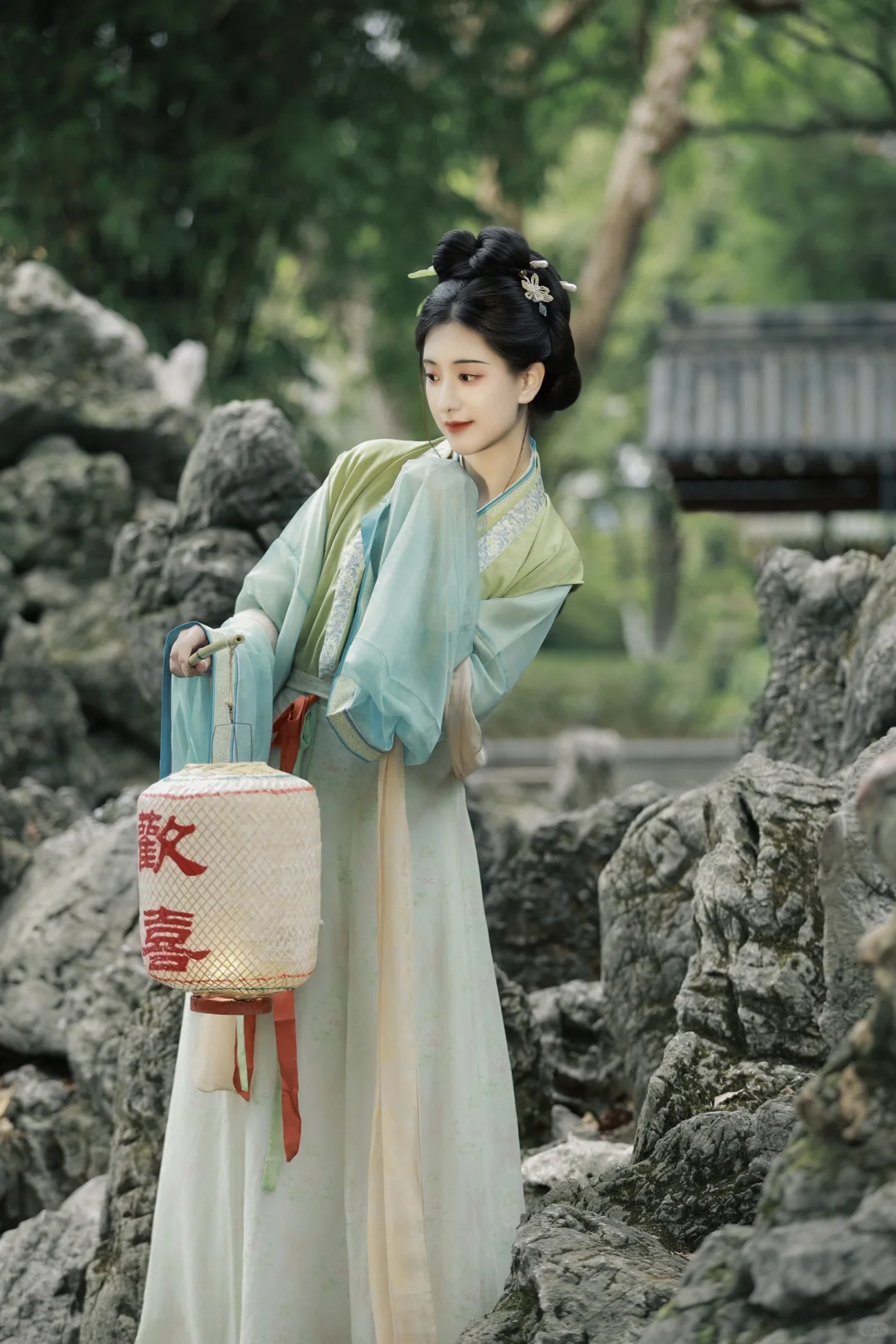 试问卷帘人却道海棠依旧