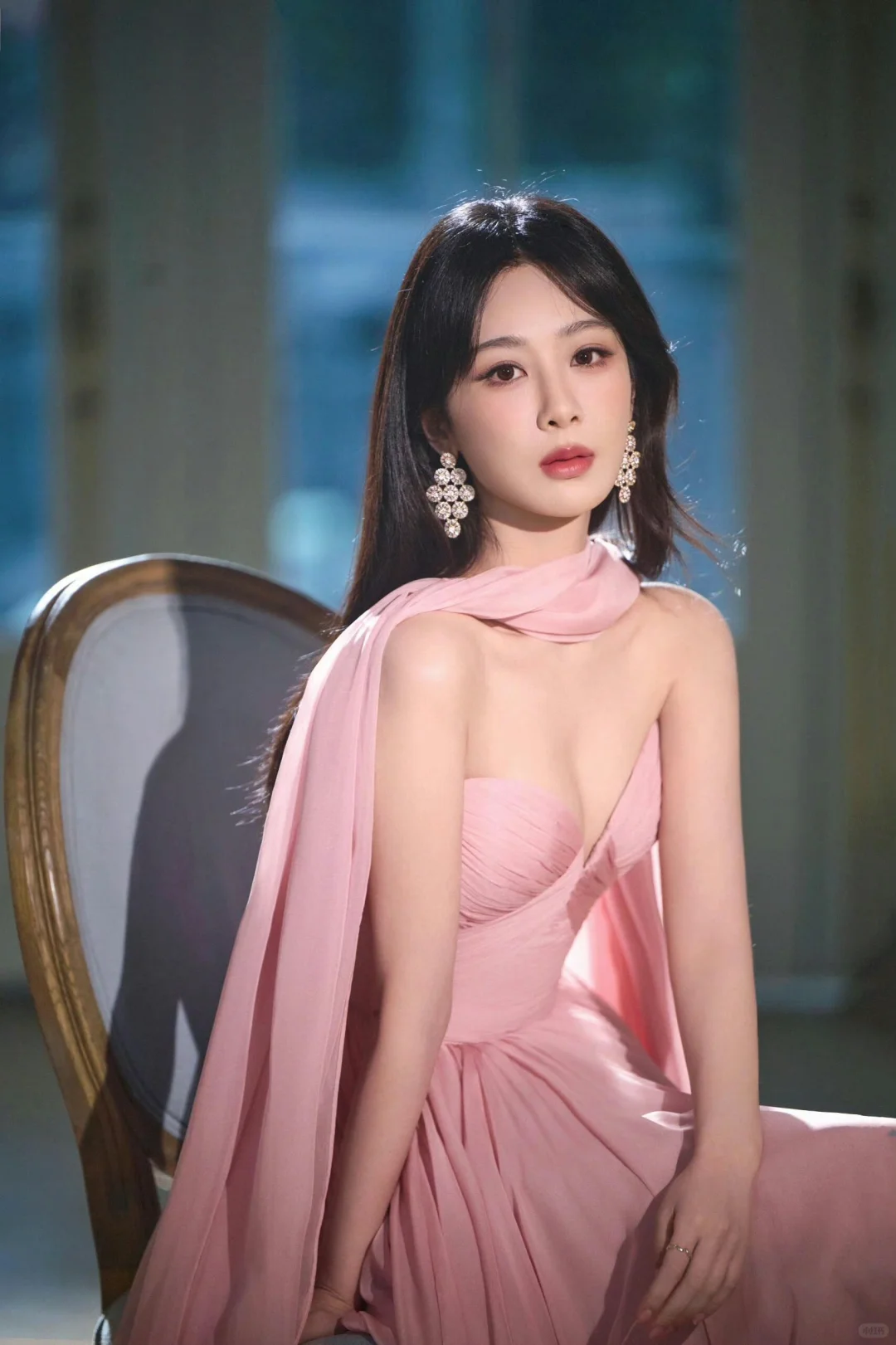 杨紫写真！粉色抹胸太惊艳