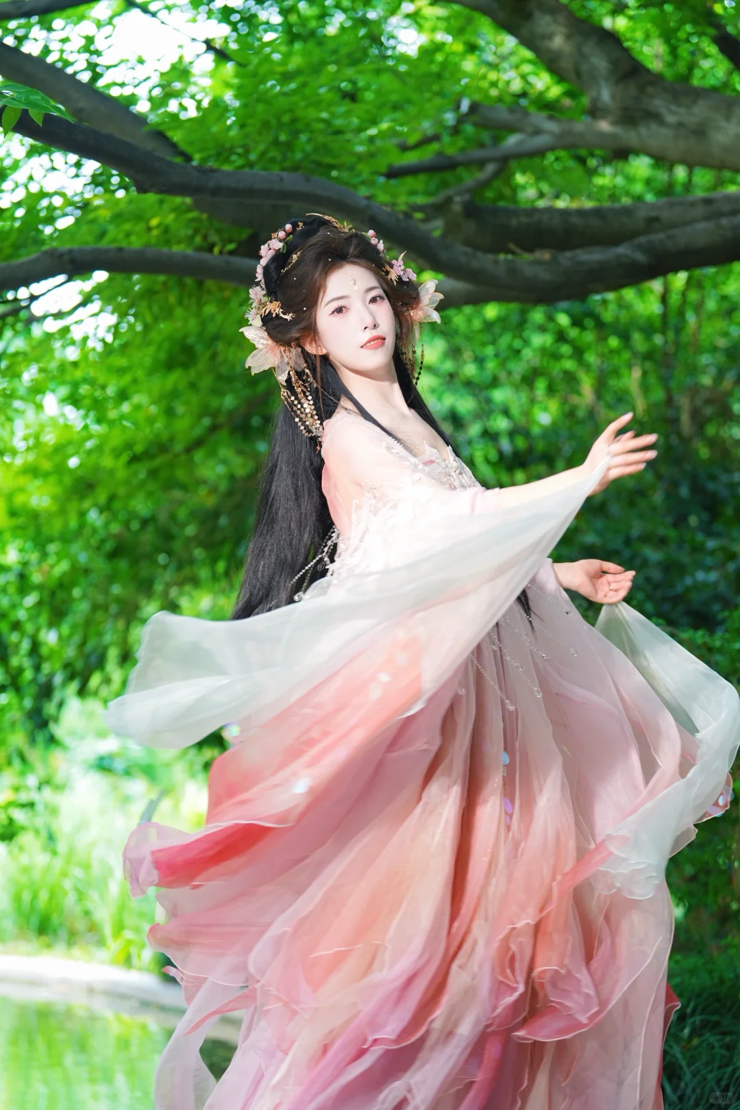 这怕不是人鱼公主的嫁衣吧！真的好闪！