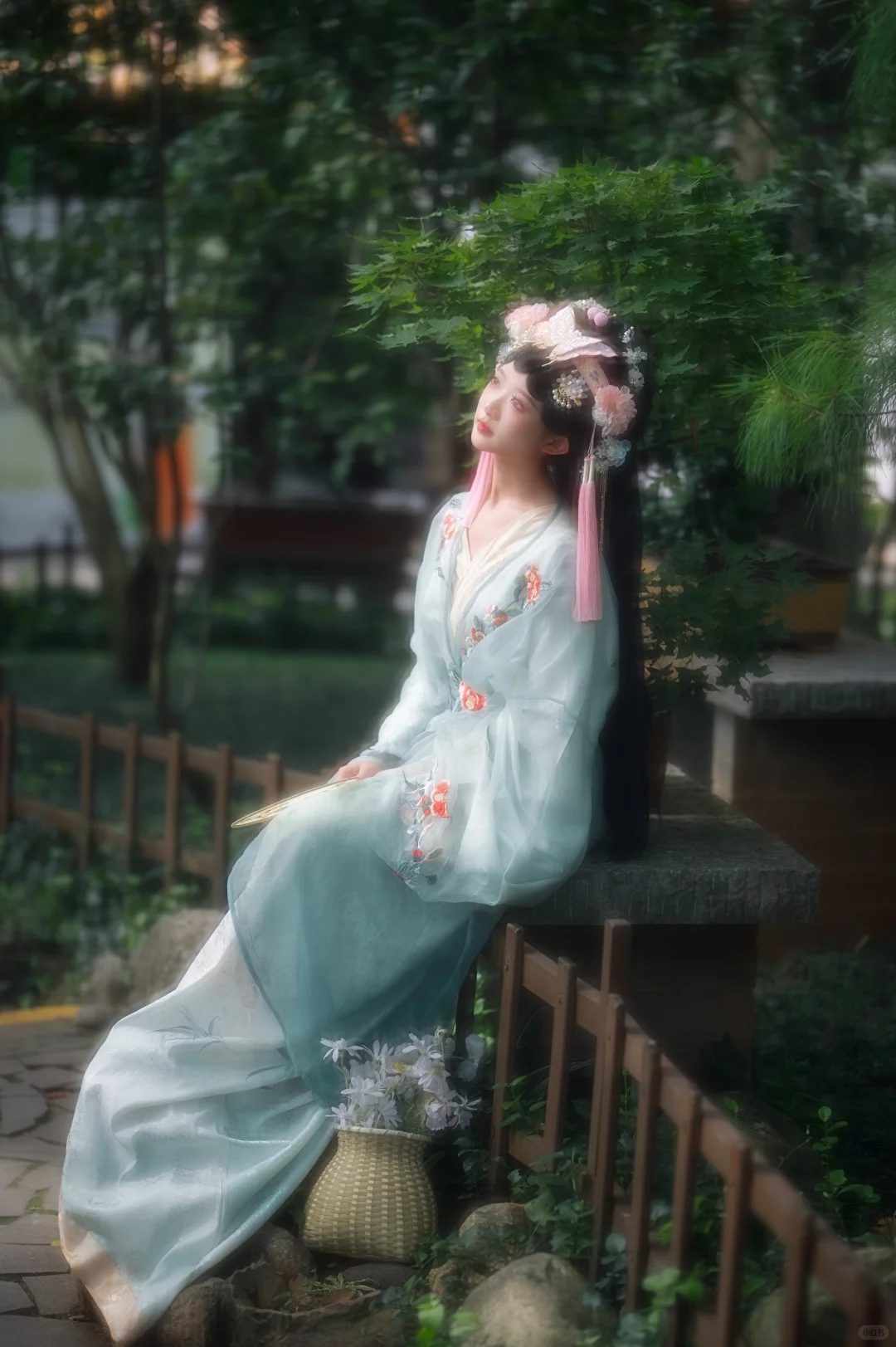 穿越千年的古风之美：汉服与自然的完美融合