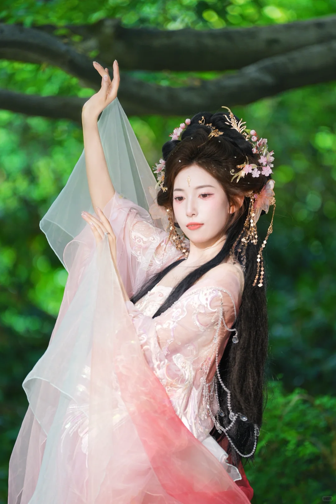 这怕不是人鱼公主的嫁衣吧！真的好闪！