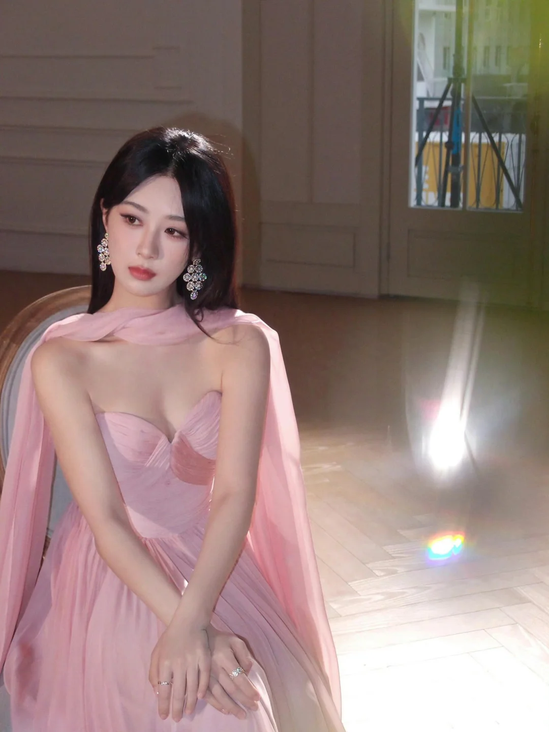 杨紫写真！粉色抹胸太惊艳