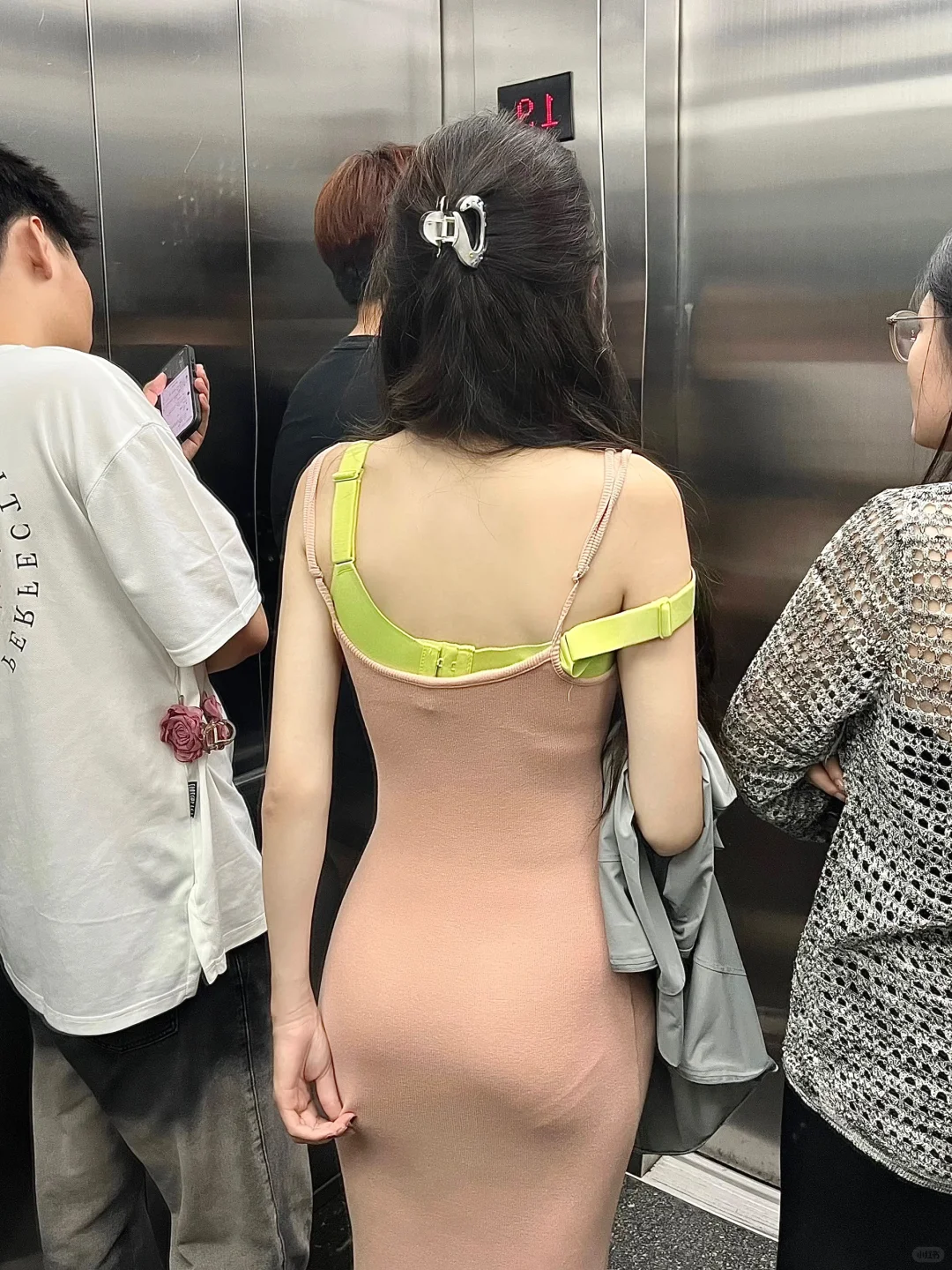 上班电梯里看到的...要不要提醒她一声啊
