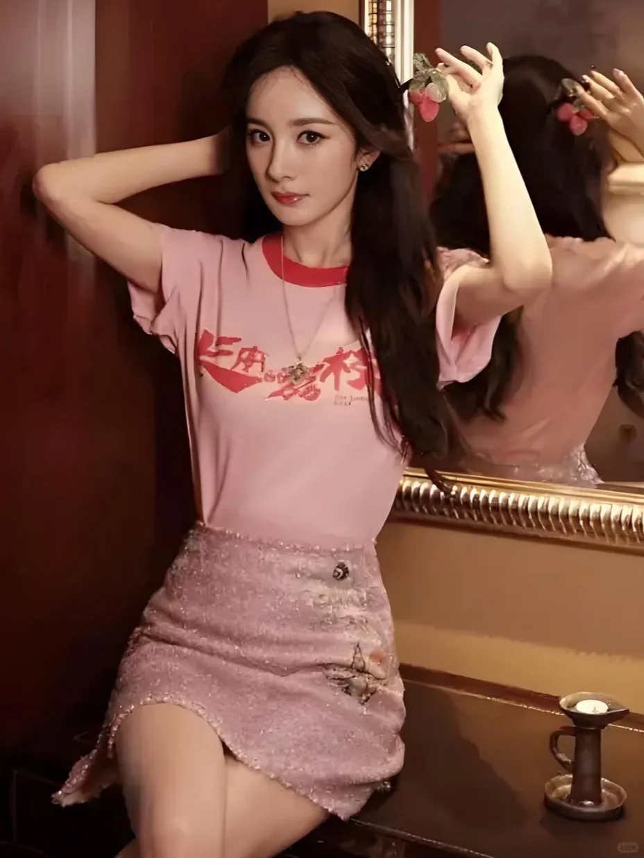 杨幂首映礼化身美少女，粉色造型惊艳全场