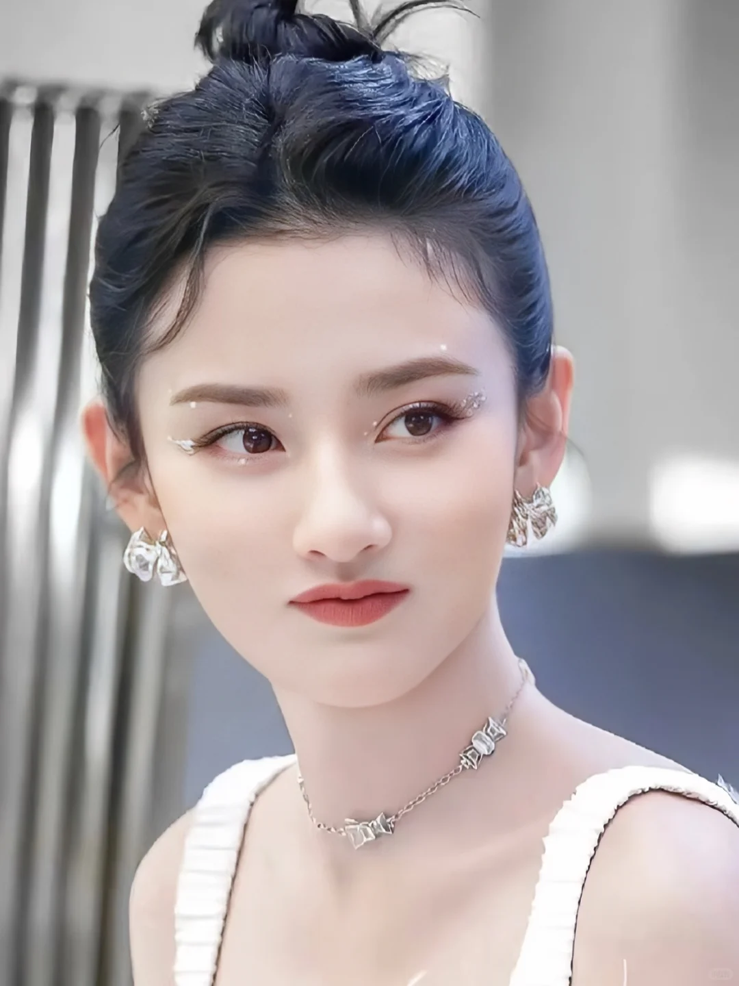 宋祖儿其实长相是帅气+幼态的