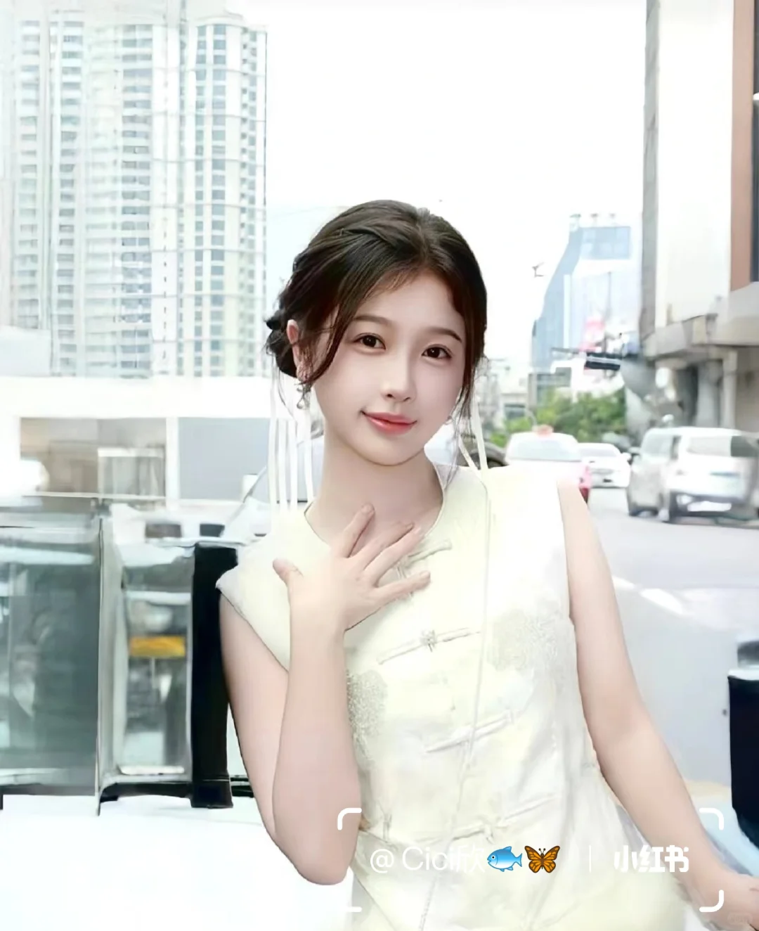 她什么风格都能驾驭呀，新中式妥妥的美人呀