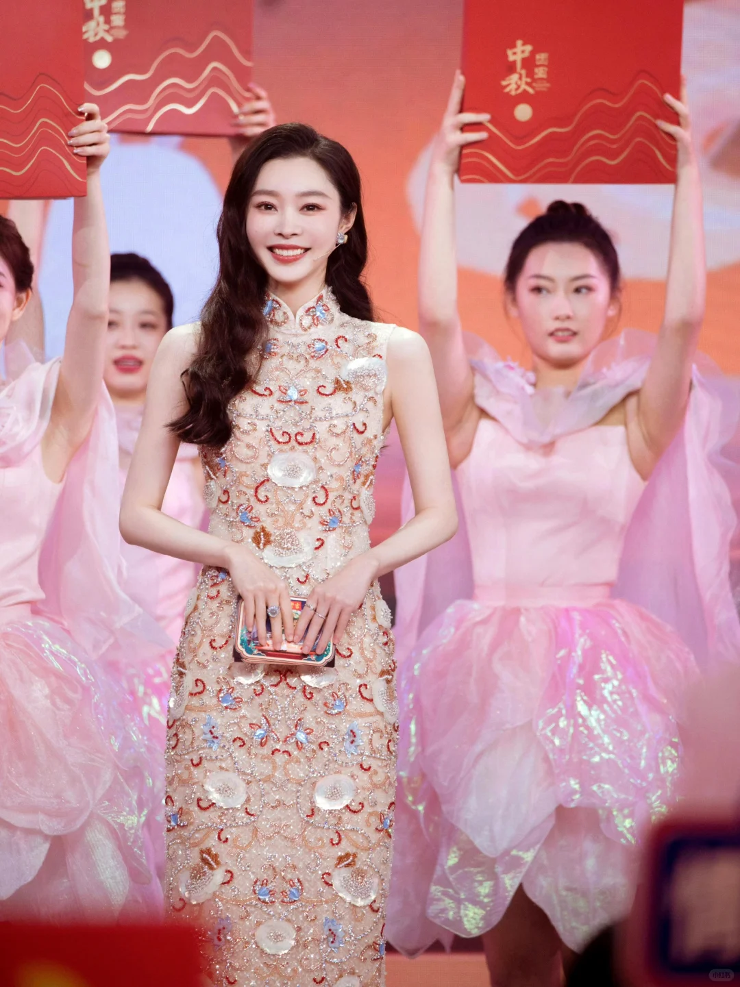 宋轶：芙蓉不及美人妆，水殿风来珠翠香！央