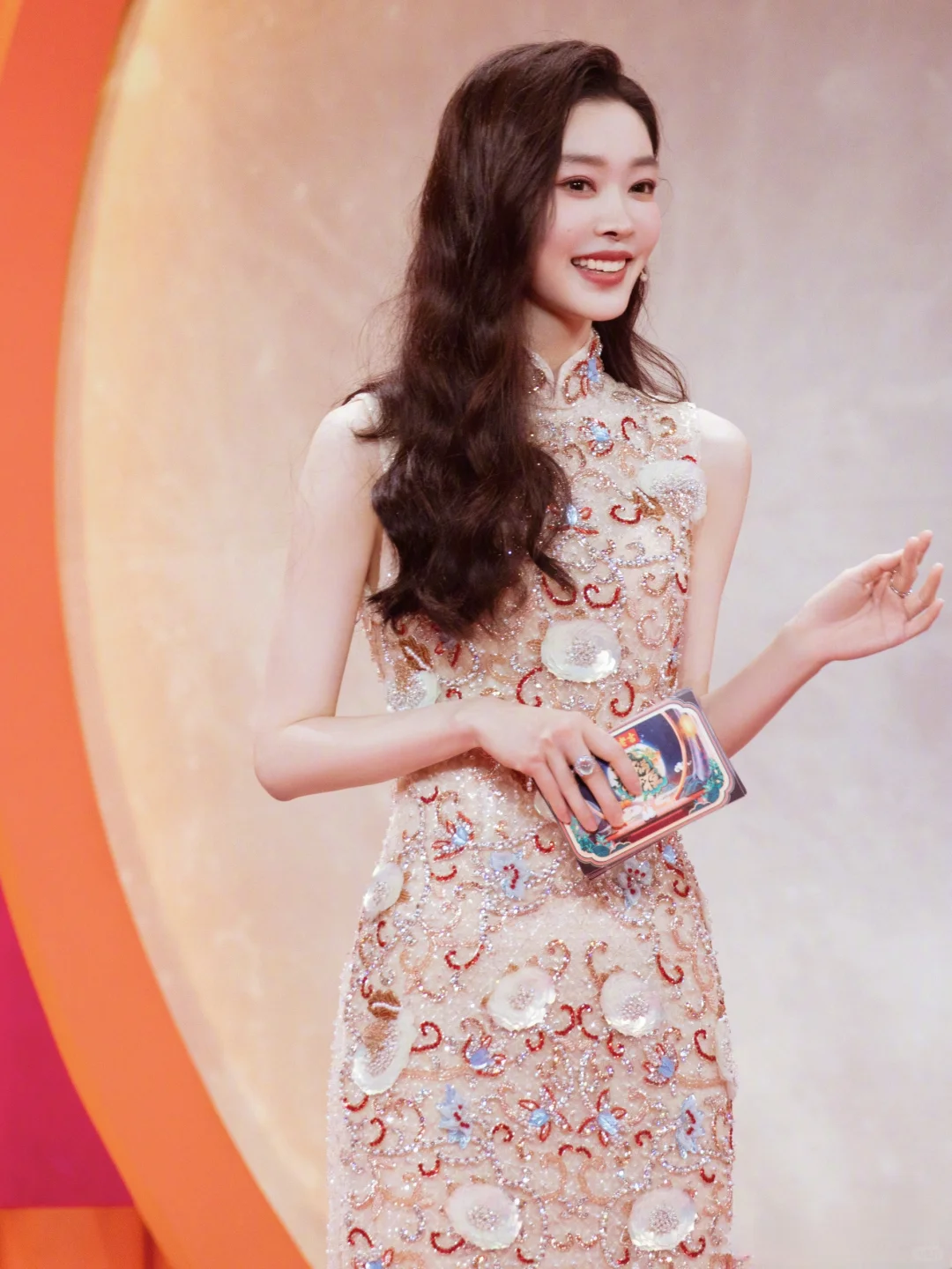 宋轶：芙蓉不及美人妆，水殿风来珠翠香！央