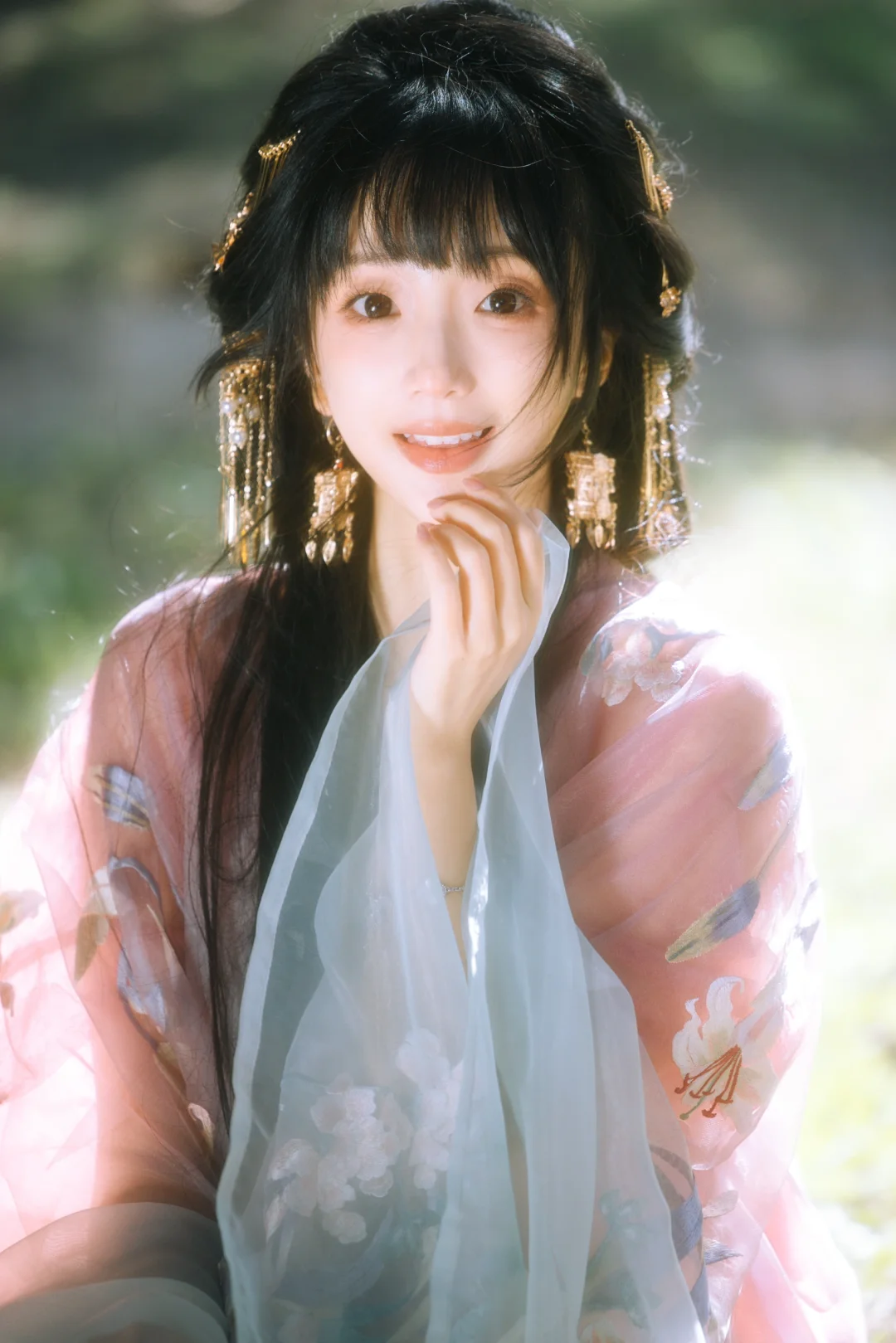 “她曾是皇城里备受宠爱的小公主…”