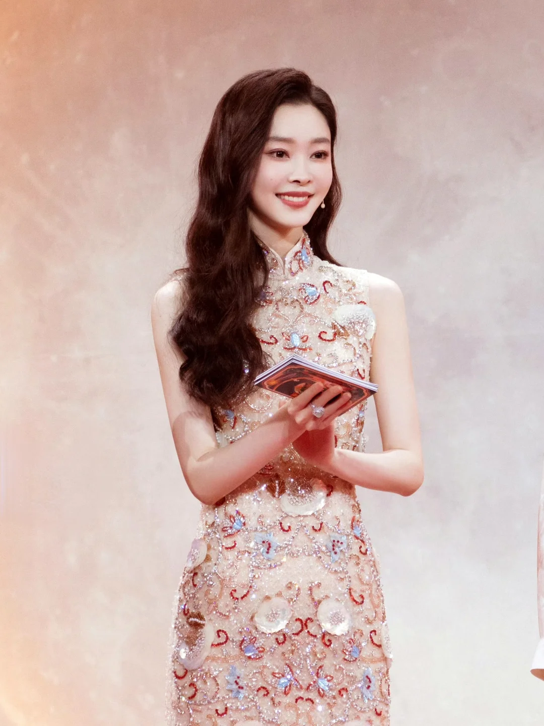 宋轶：芙蓉不及美人妆，水殿风来珠翠香！央
