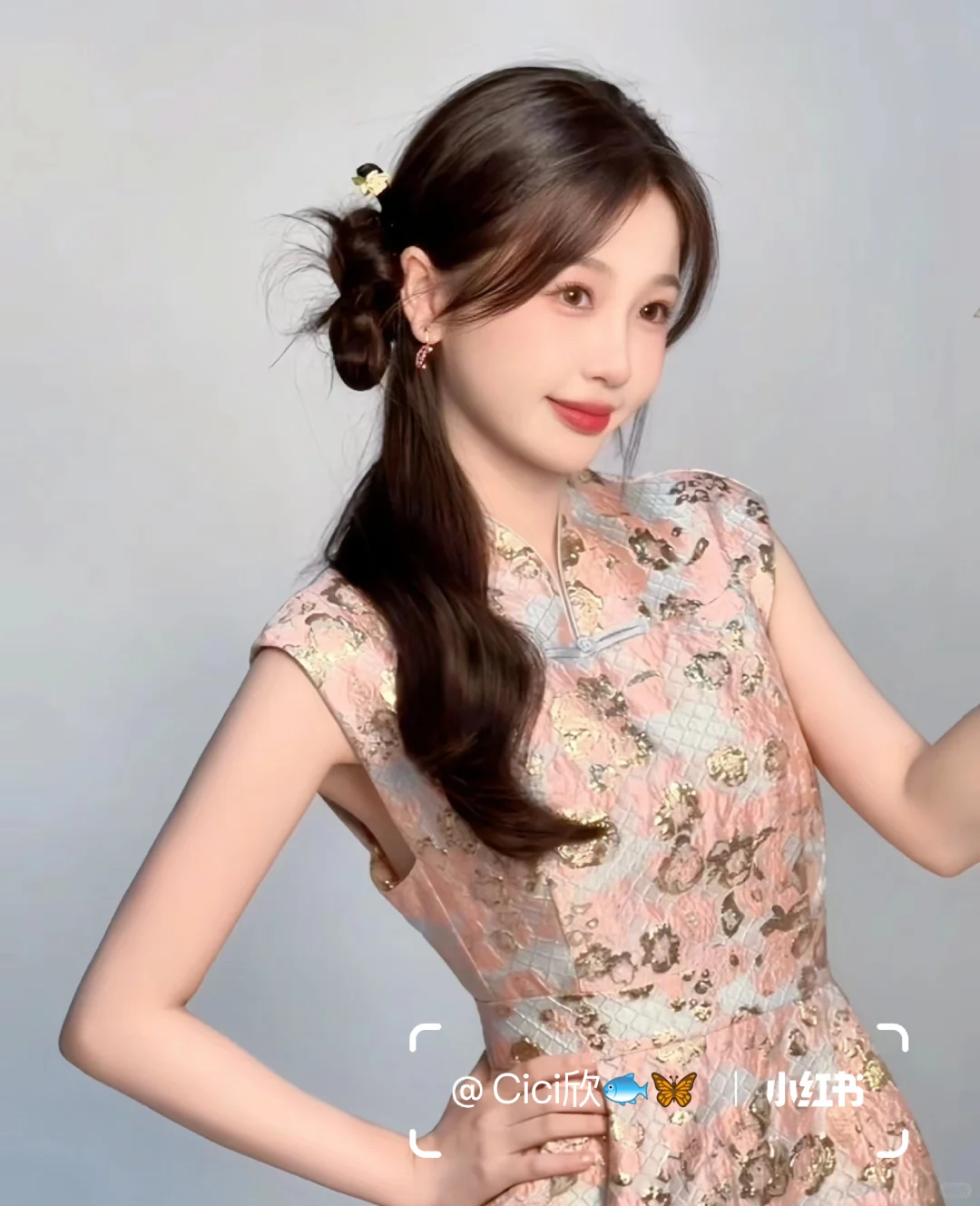 她什么风格都能驾驭呀，新中式妥妥的美人呀