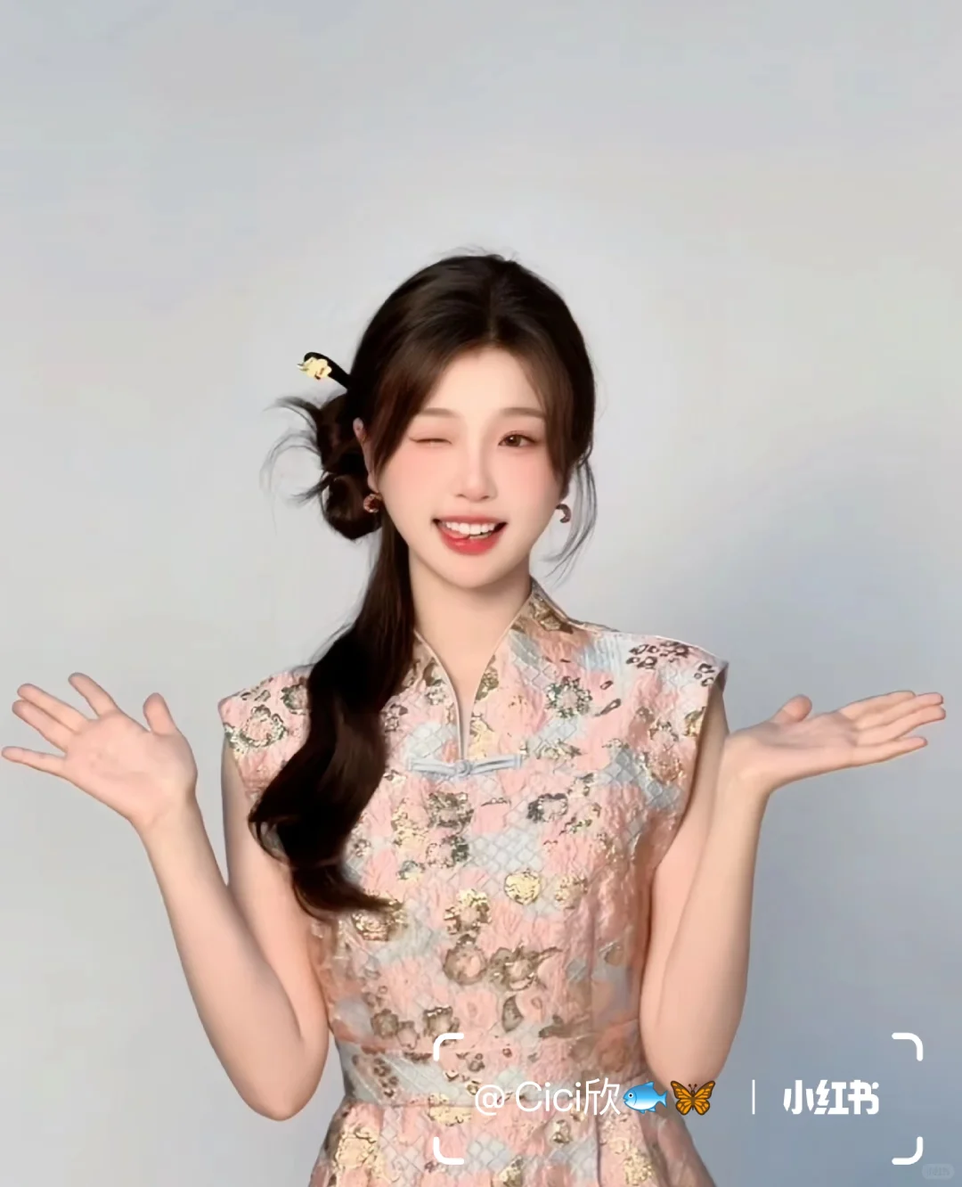 她什么风格都能驾驭呀，新中式妥妥的美人呀