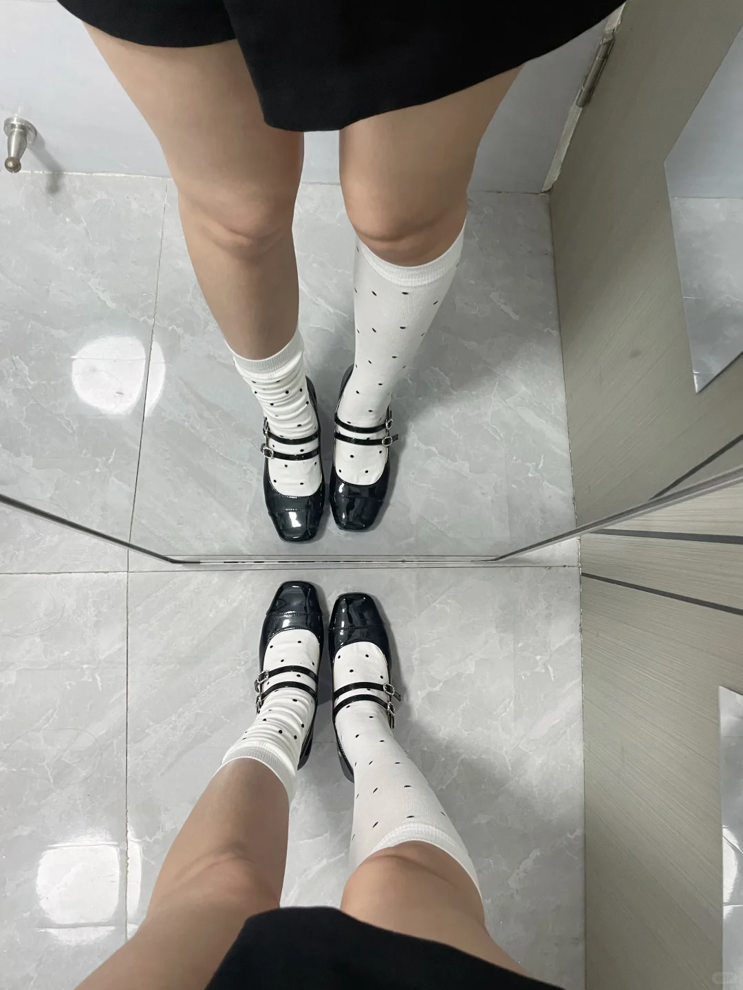 宝子们，黑色短裙搭哪一个好！！！