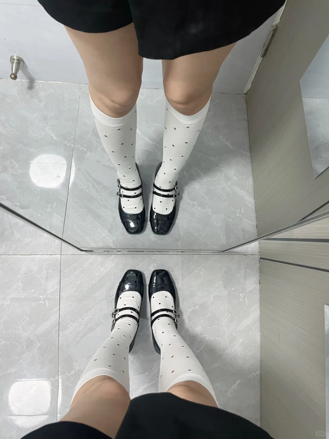 宝子们，黑色短裙搭哪一个好！！！