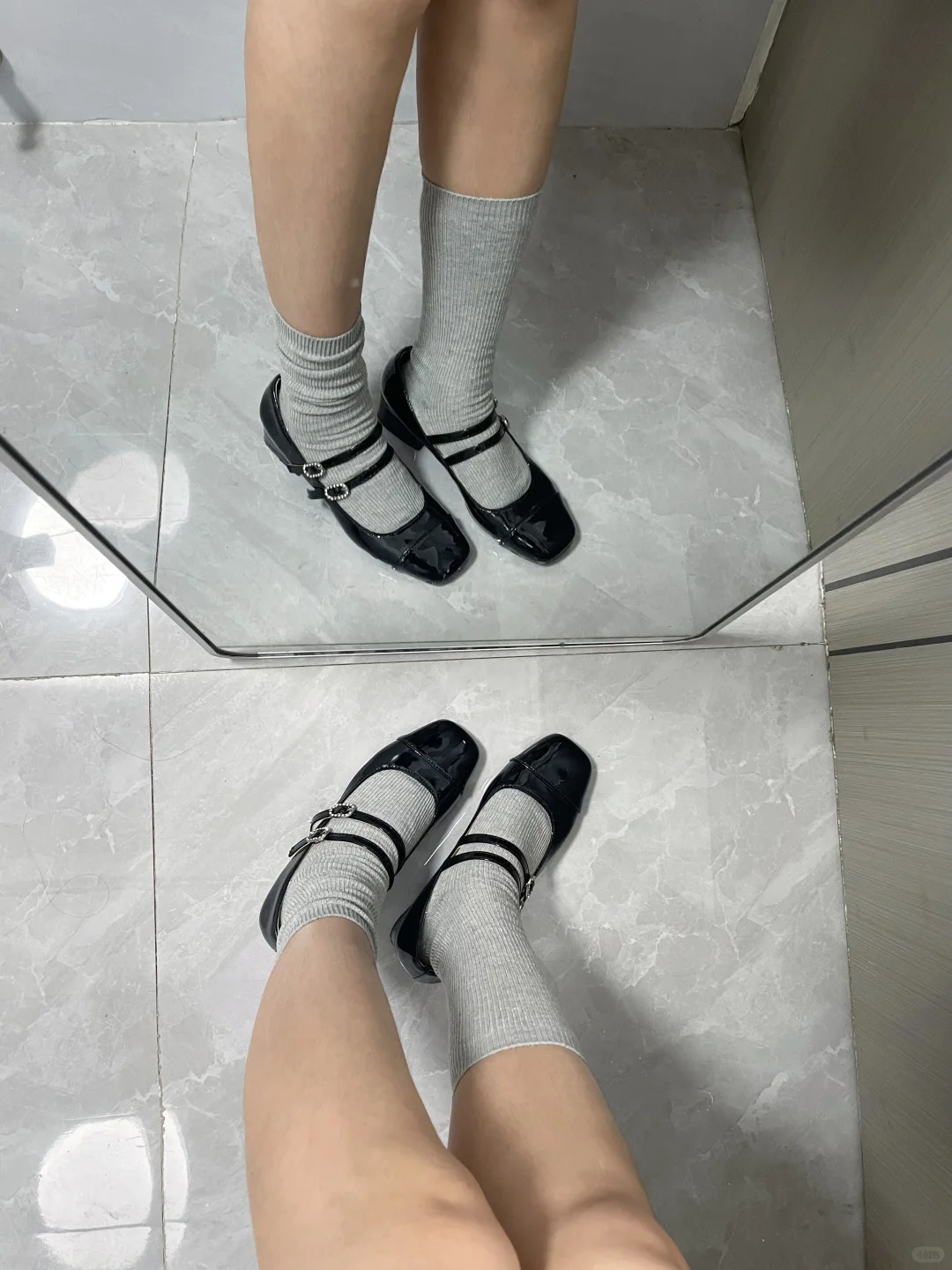 宝子们，黑色短裙搭哪一个好！！！