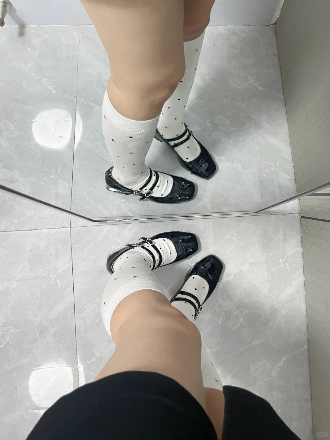 宝子们，黑色短裙搭哪一个好！！！