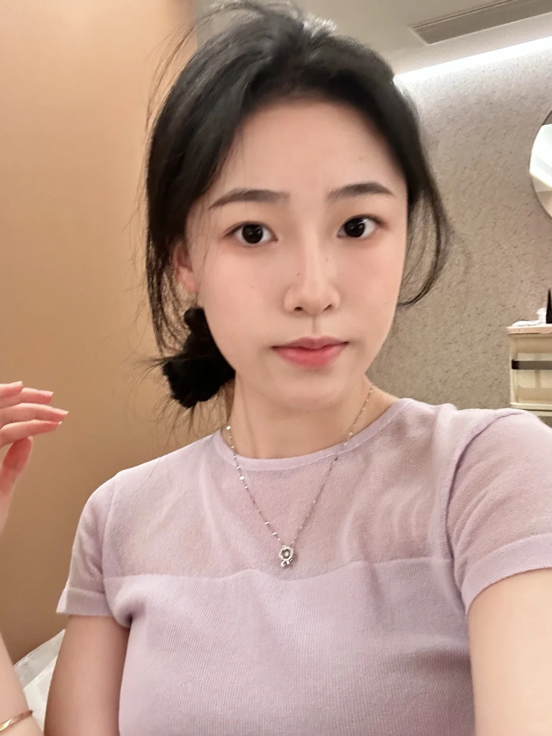 好喜欢酒店的灯光 照得皮肤看起来好好