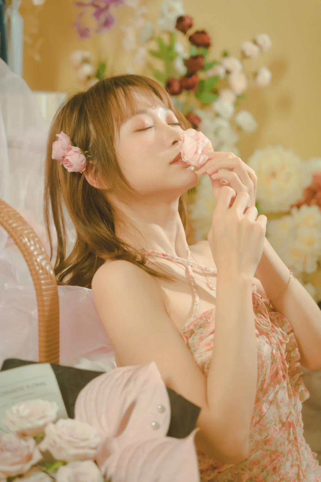 花房里的纯欲轻私房写真💐