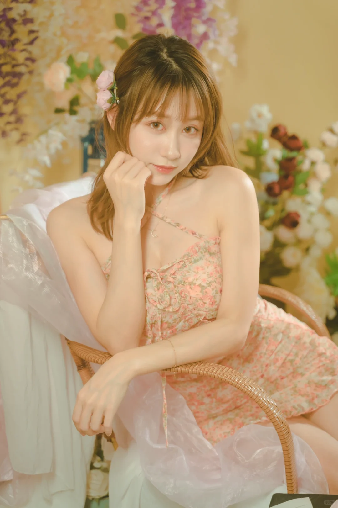 花房里的纯欲轻私房写真💐