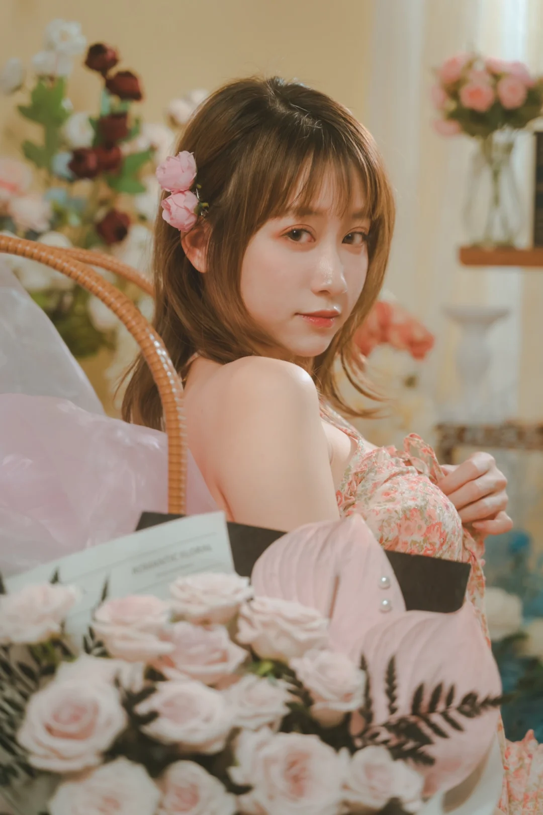 花房里的纯欲轻私房写真💐