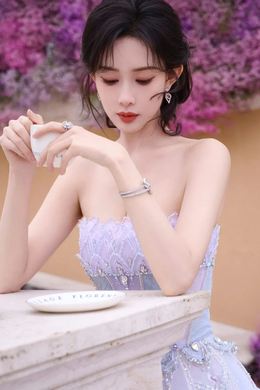 #孟子义 一袭淡紫色抹胸纱裙，美得令人心醉