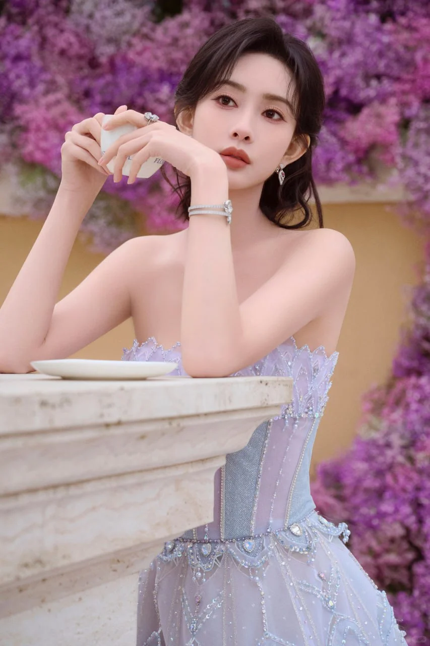 #孟子义 一袭淡紫色抹胸纱裙，美得令人心醉