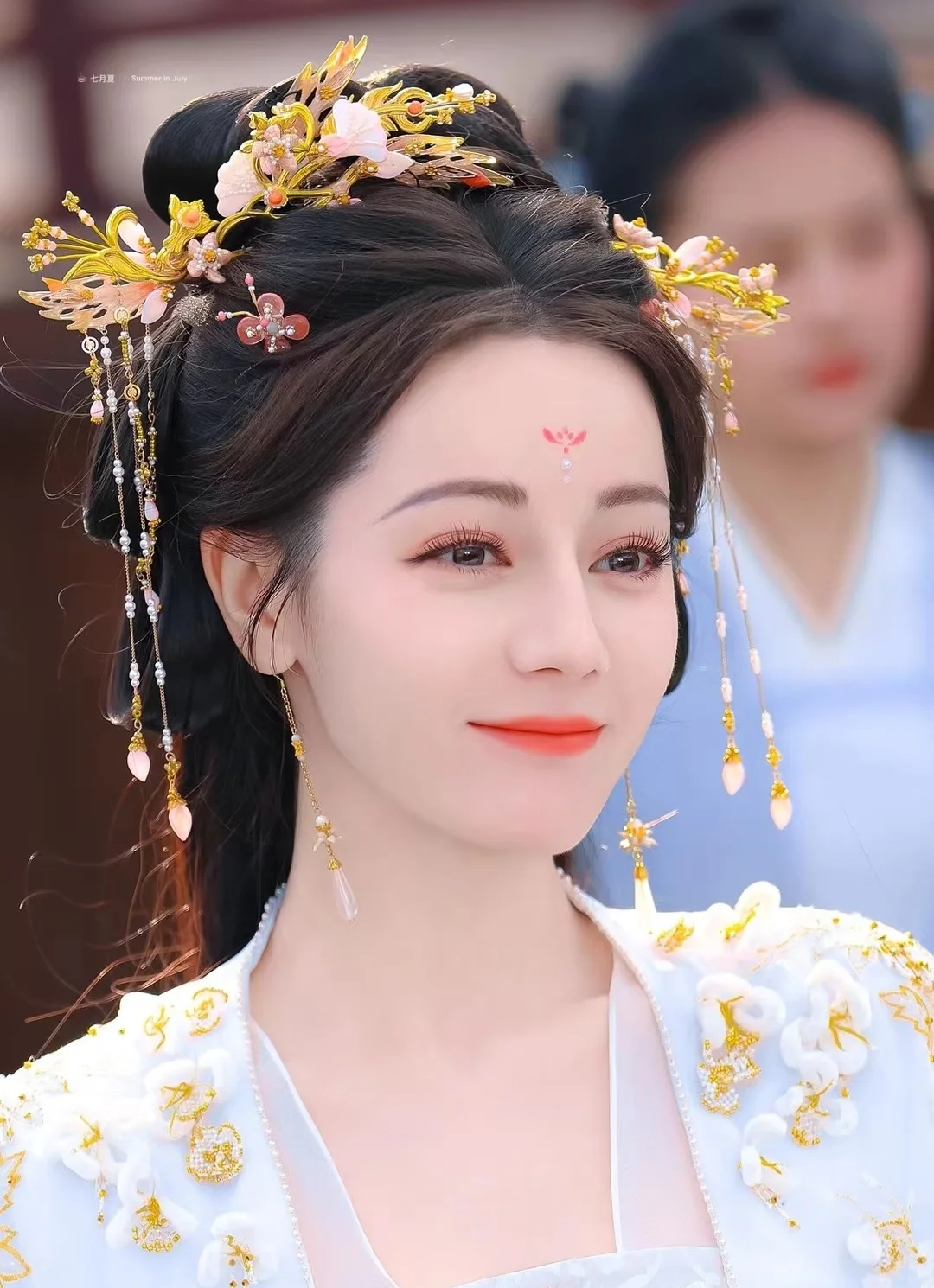 热巴古装美还是现代美
