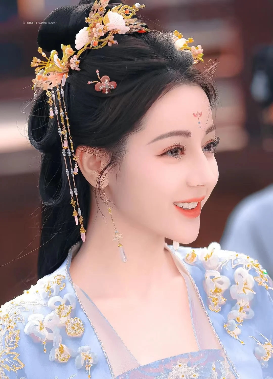 热巴古装美还是现代美