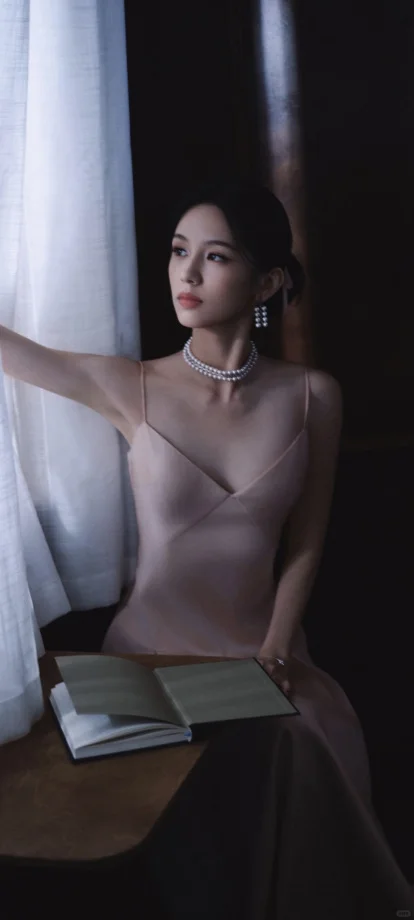 公主降临!周也粉色吊带长裙美出新高度