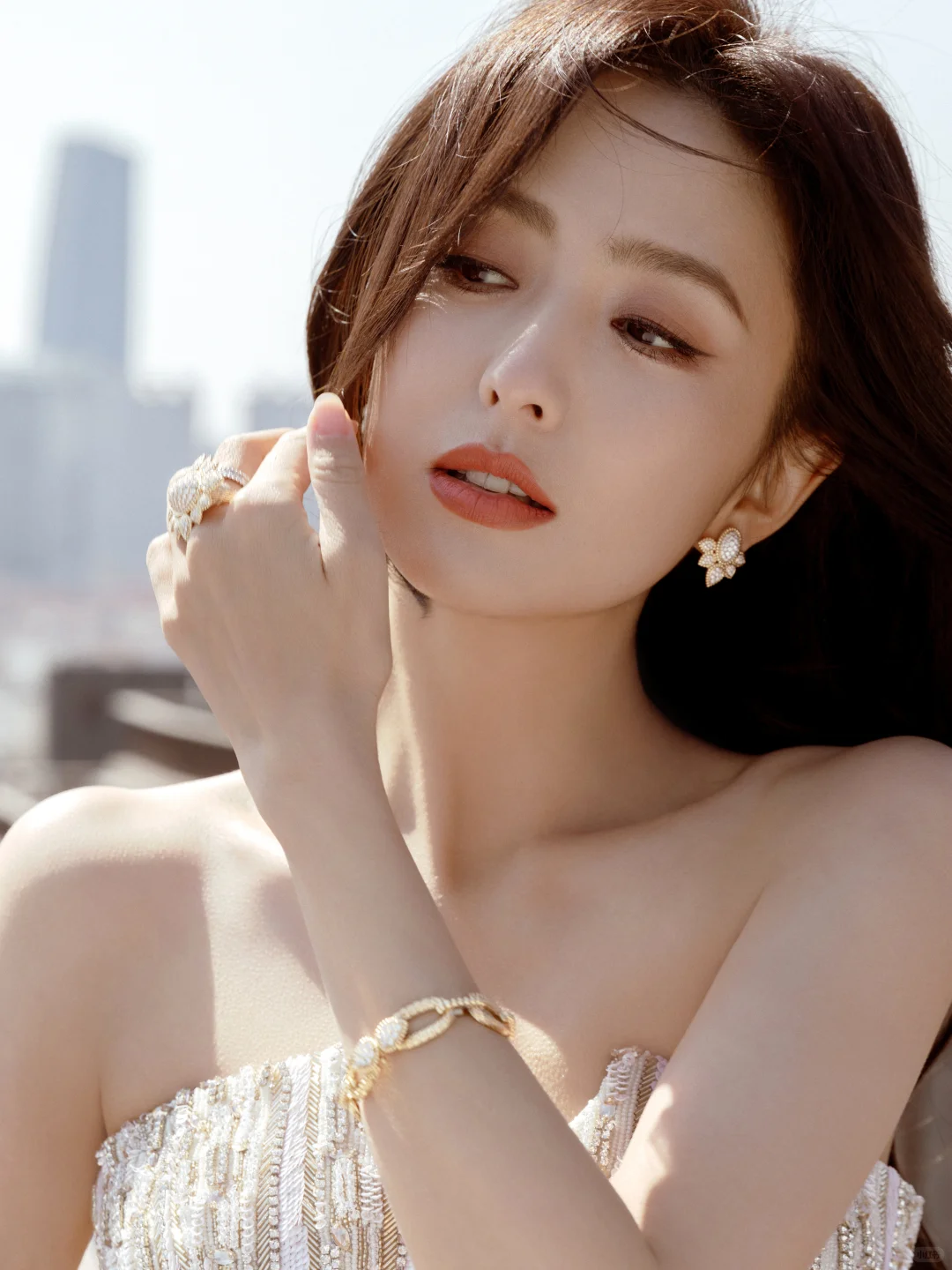 佟丽娅真的太迷人了 不敢和她对视一秒