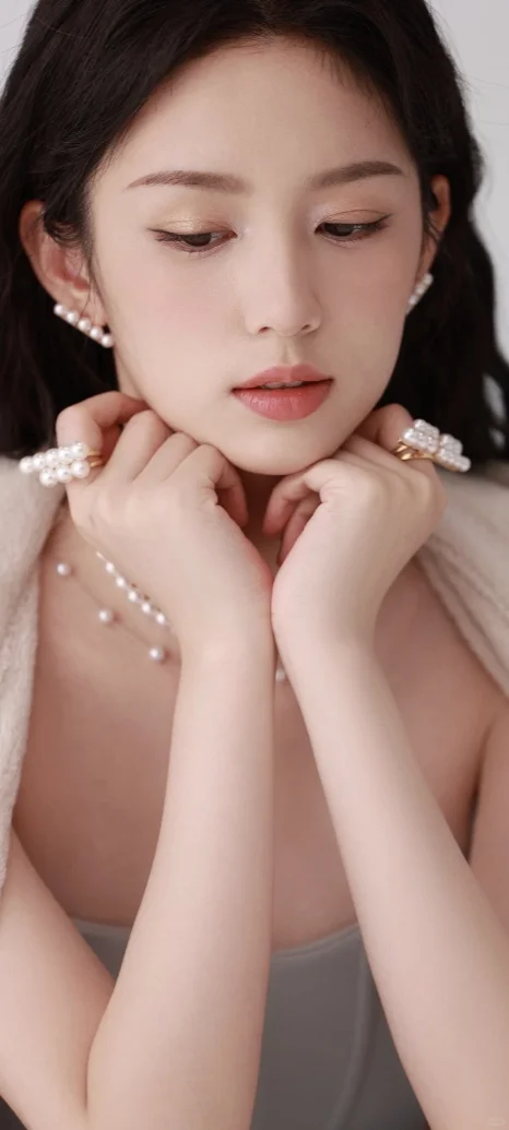 公主降临!周也粉色吊带长裙美出新高度
