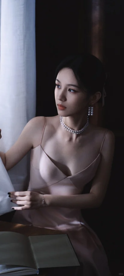 公主降临!周也粉色吊带长裙美出新高度
