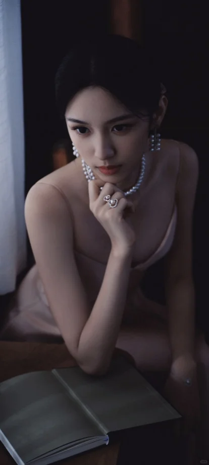 公主降临!周也粉色吊带长裙美出新高度