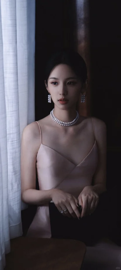 公主降临!周也粉色吊带长裙美出新高度